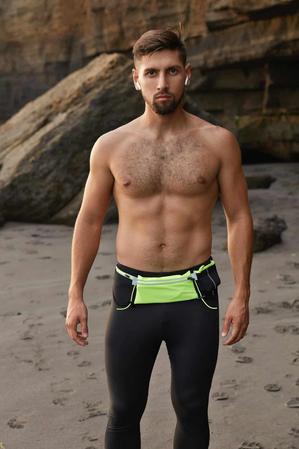 Comment un jeu de stratégie historique peut-il intégrer des mécanismes de propagande pour simuler des guerres psychologiques?