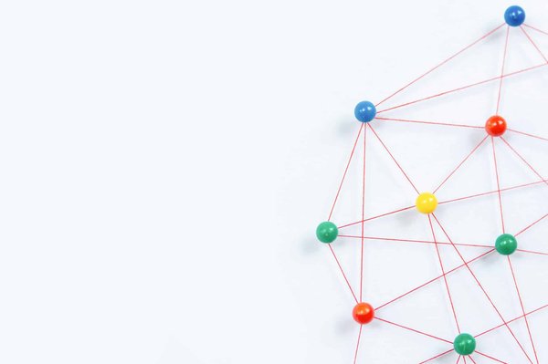 Comment concevoir un jeu de simulation de gestion de flotte maritime avec des routes commerciales dynamiques?